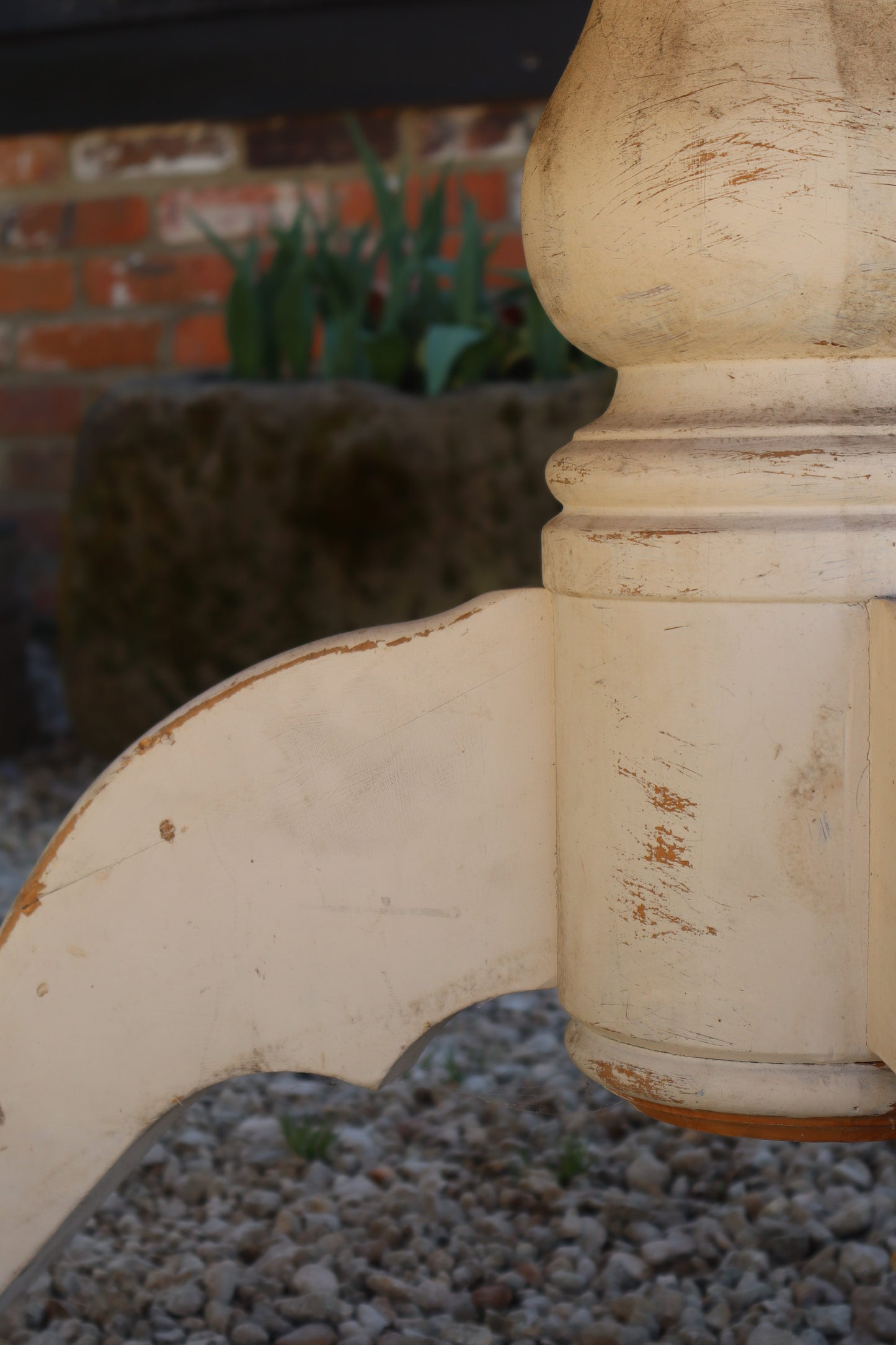 Circular pine table
