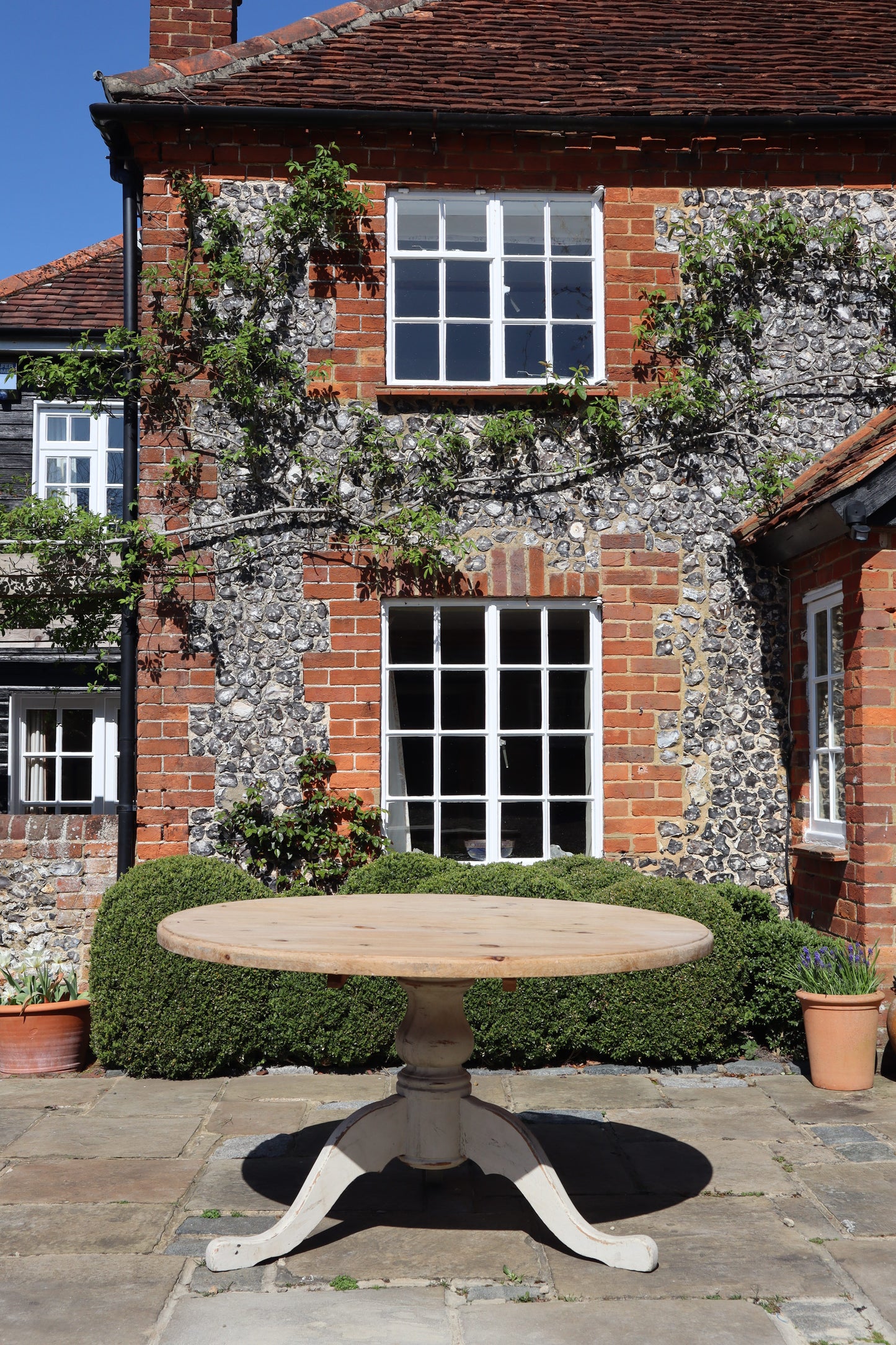 Circular pine table