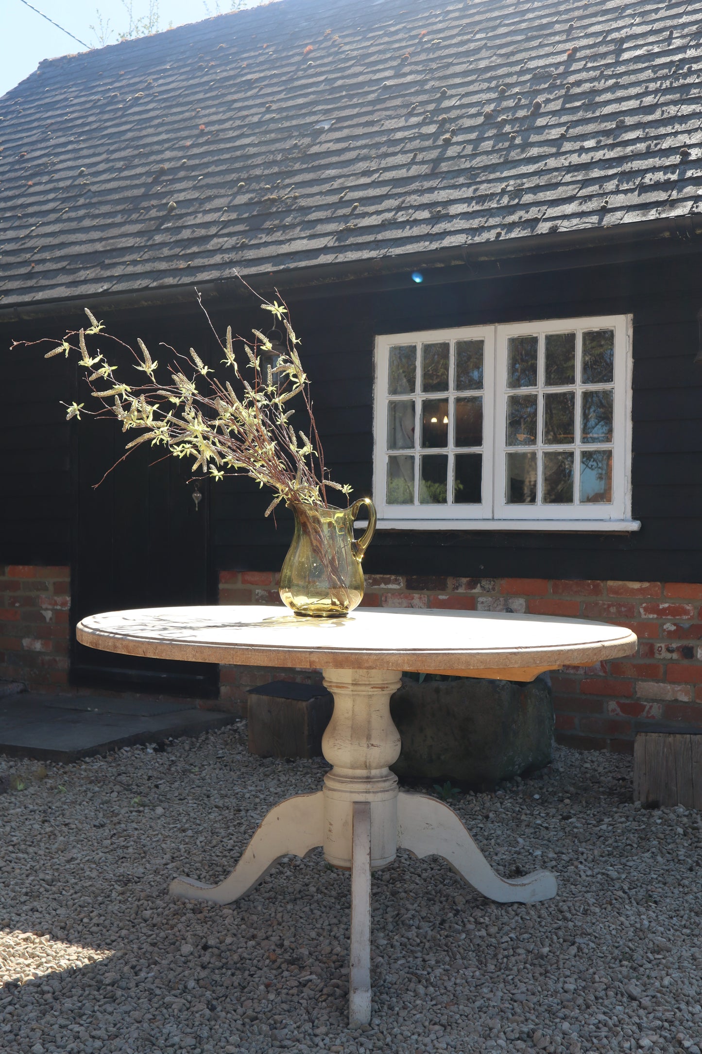 Circular pine table